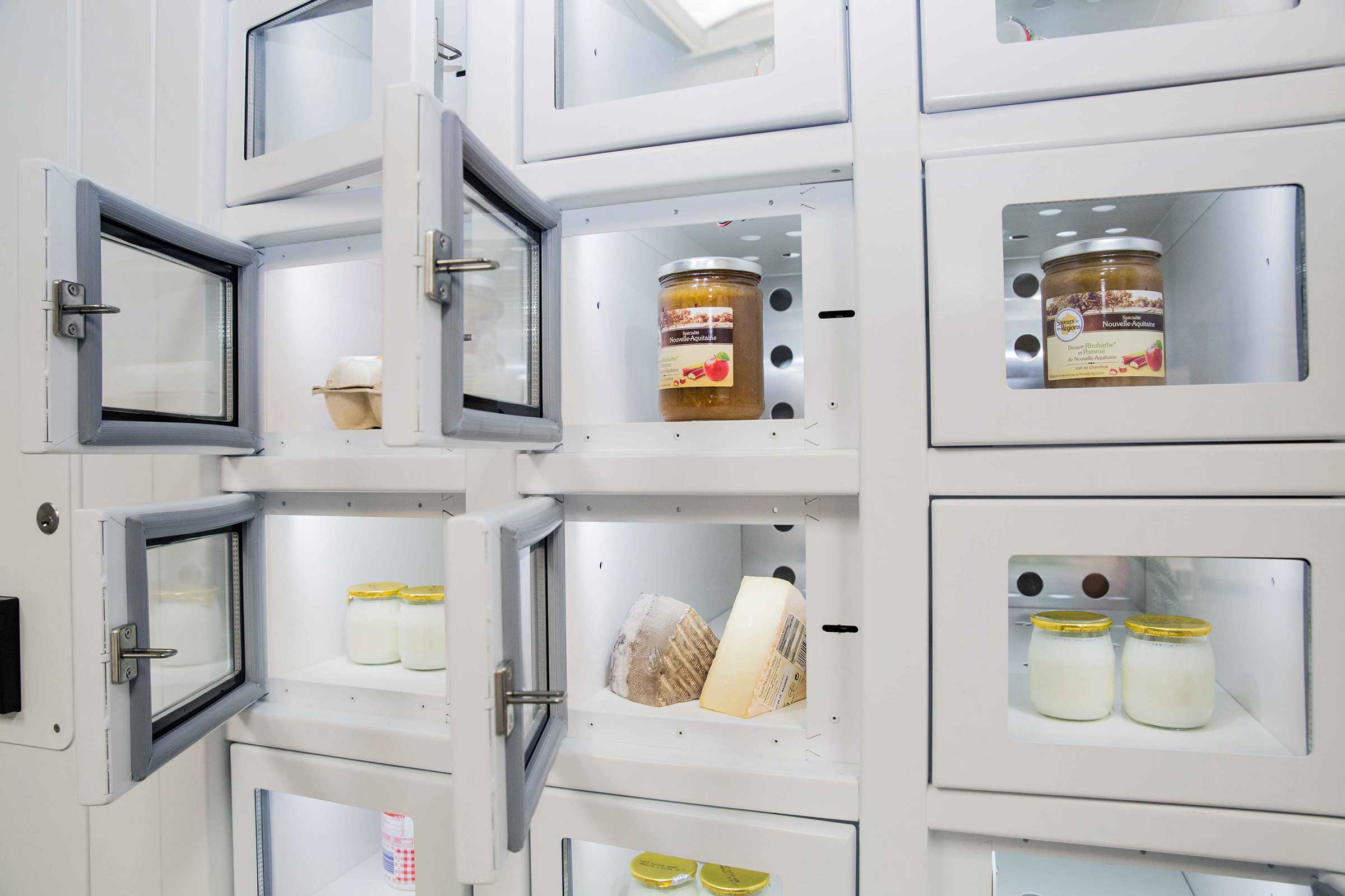 Productos lácteos en un casier français, el distribuidor automático de productores independientes.