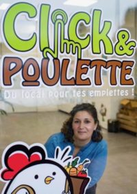 Elodie, gérante de Click and Poulette derrière sa vitrine de casiers