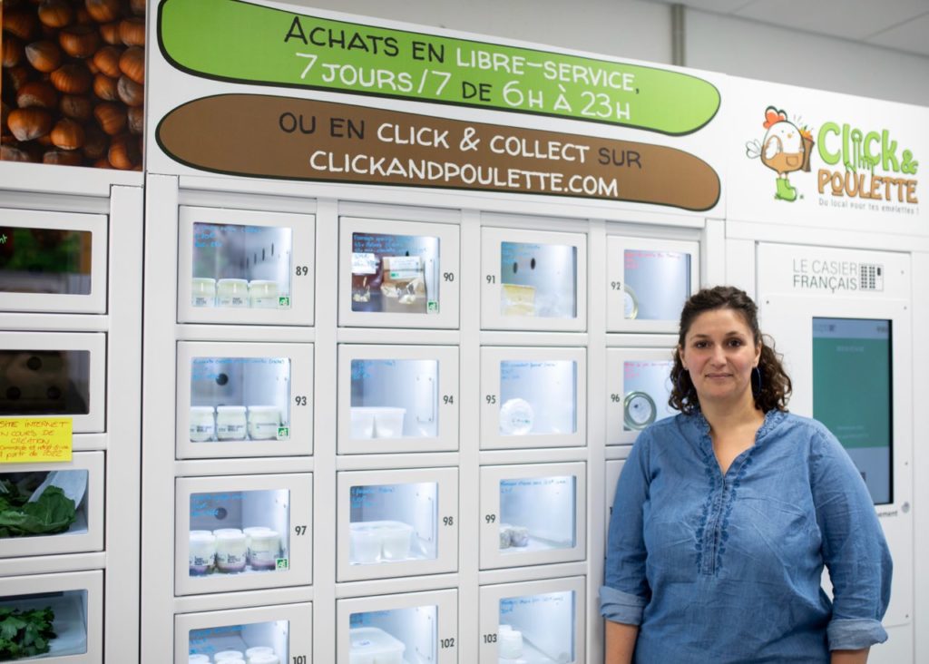 Elodie, gérante de Click and Poulette devant ses casiers