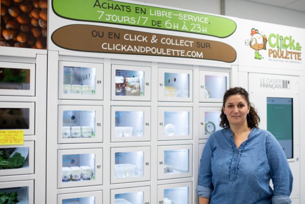Elodie, gérante de Click and Poulette devant ses casiers