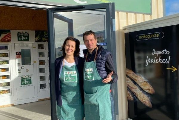 Alexandre et sa femme devant leur magasins par casiers automatiques de produits du terroir