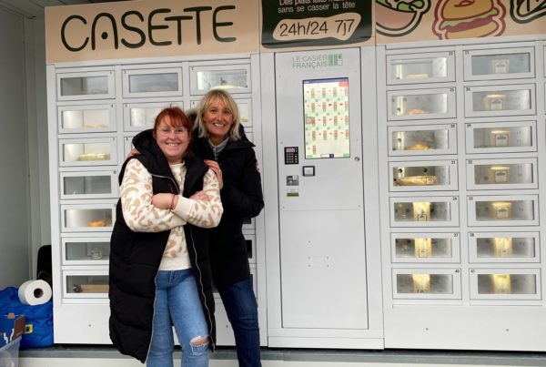 Claire et son employée devant le casier Casette