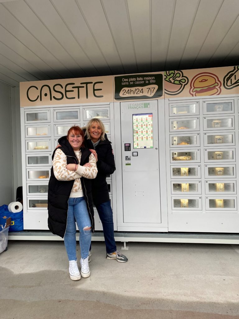 Claire et son employée devant le casier Casette