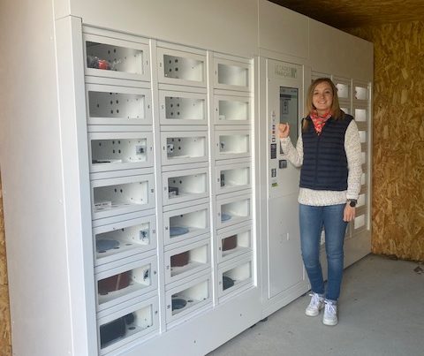 Coralie, gérante de LocalibR devant son point de vente annexe en casiers automatiques