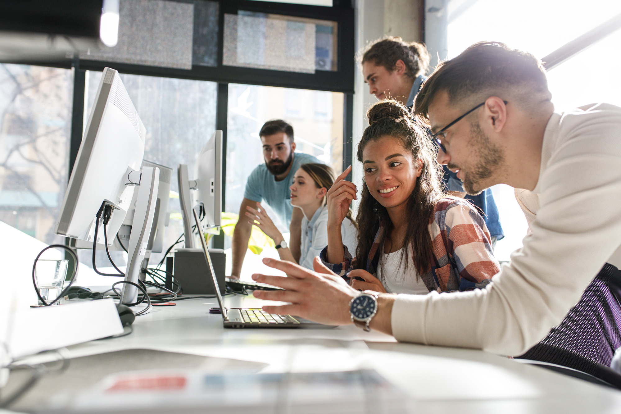 Salariés Le Casier Français travaillant ensemble autour d'ordinateurs sur les projets de distributeurs automatiques