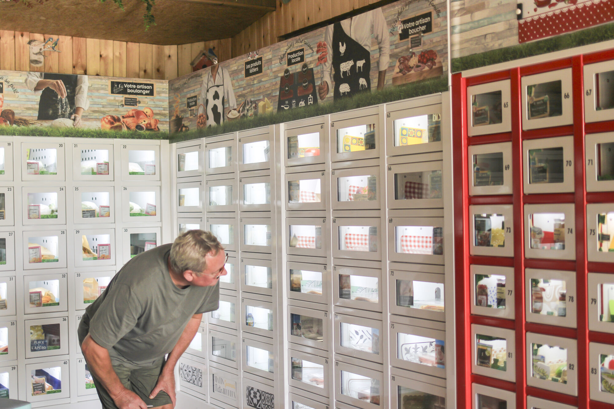 Intérieur d'un magasin de produits locaux dans des distributeurs automatiques Le Casier Français, un client regarde le contenu des casiers