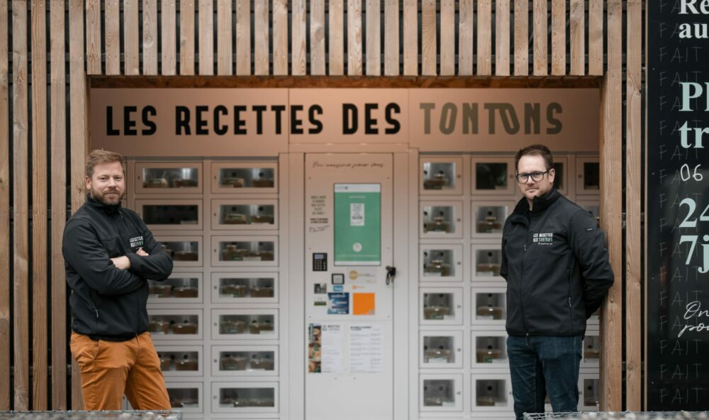 David et Jérémy, les gérants du distributeur automatique Les recettes des tontons devant leur casier