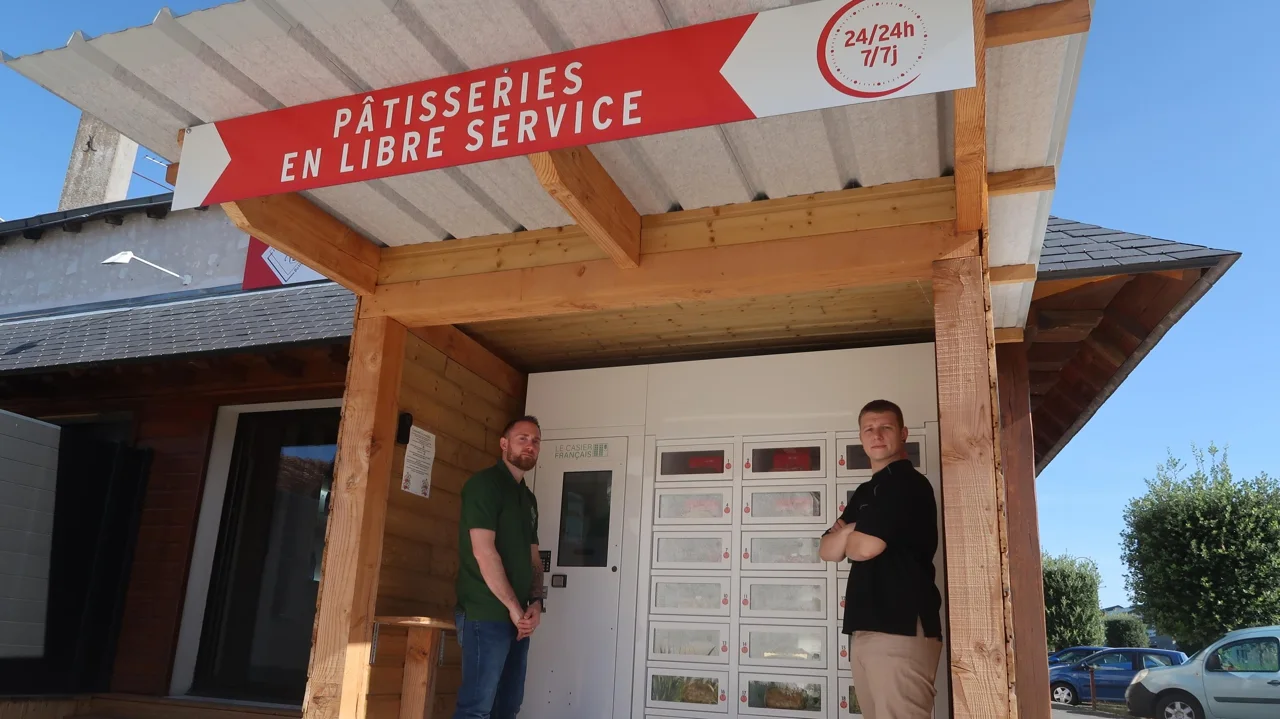 Les 2 associés de la pâtisserie HB devant leur distributeur automatique Le Casier Français