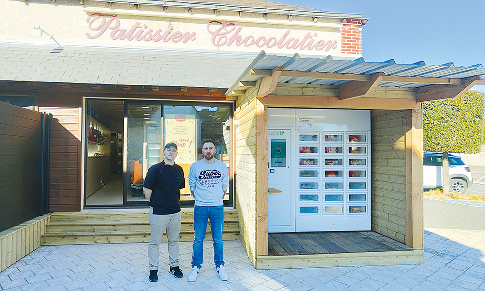Jason et Bastien, les 2 associés de la Pâtisserie HB posent devant leur magasin et leur distributeur Le Casier Français