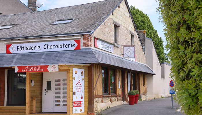 Façade magasin HB Pâtisserie et distributeur automatique Le Casier Français
