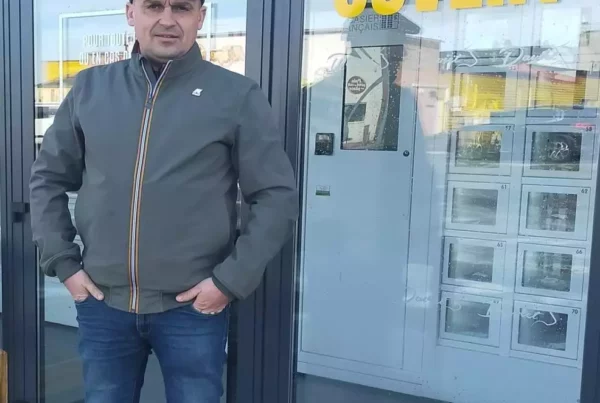 Samuel devant ses casiers à viande