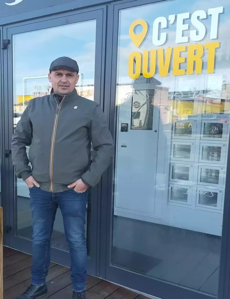 Samuel devant ses casiers à viande