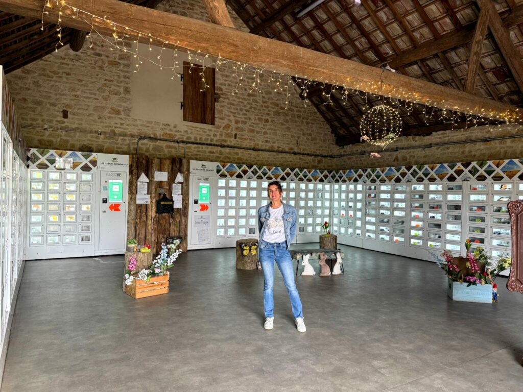 Christelle des Casiers de Rignosot devant ses distributeurs automatiques qui vendent des produits locaux