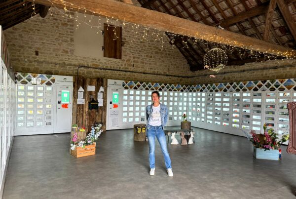 Christelle des Casiers de Rignosot devant ses distributeurs automatiques qui vendent des produits locaux